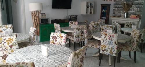una sala da pranzo con tavoli e sedie in una stanza di Patio Cordobés a Cordoba