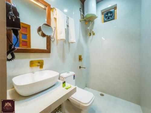 een witte badkamer met een wastafel en een toilet bij Sky Residency Jaisalmer in Jaisalmer