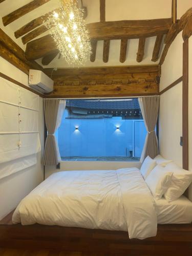 Giường trong phòng chung tại Hanok Hyeyum