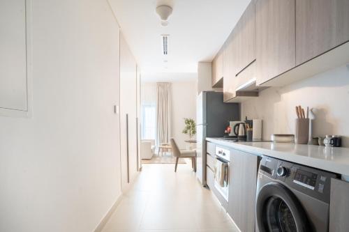 Kuchyň nebo kuchyňský kout v ubytování Elegant Studio apartment in Yas Golf collection with Balcony and Free parking l Near Yas water world & Ferrari World & Warner brothers