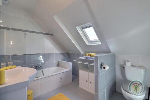 une salle de bain avec un lavabo, des toilettes et une baignoire dans l'établissement Cote rivage, à Cherrueix