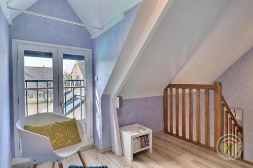 Cette chambre dispose d'un escalier avec une chaise et une fenêtre. dans l'établissement Cote rivage, à Cherrueix