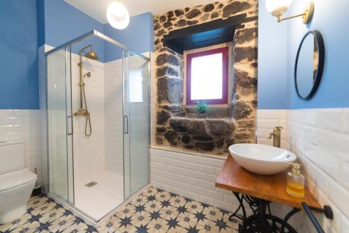 a bathroom with a glass shower and a sink at Casa do Mao in San Lorenzo de Barjacoba