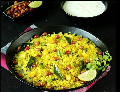 una padella piena di riso con fagioli e fette di lime di HOTEL SERA, Vadodara a Vadodara