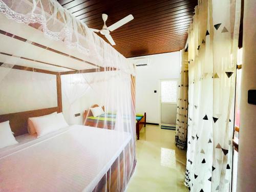 Postel nebo postele na pokoji v ubytování Kapila Gusethouse in Unawatuna