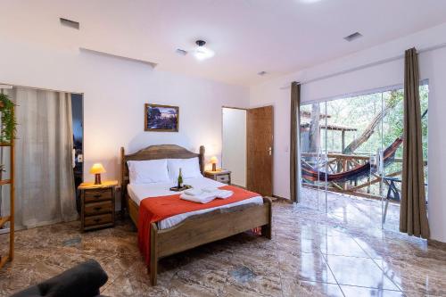 Ένα ή περισσότερα κρεβάτια σε δωμάτιο στο Sítio com 5 suítes , piscina, vista incrível