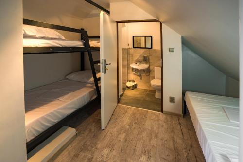 a small room with two bunk beds and a bathroom at Oki Doki OLD TOWN in Warsaw