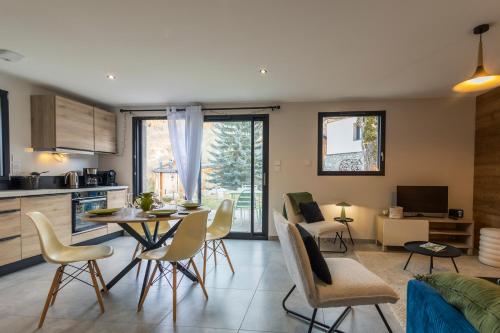 une cuisine et un salon avec une table et des chaises dans l'établissement La Casses Bas, à Valloire