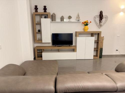a living room with a couch and a tv at Casa da Luigina 2 in Chioggia