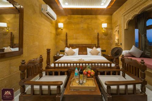 Postel nebo postele na pokoji v ubytování Sky Residency Jaisalmer