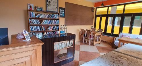 um quarto com uma prateleira cheia de DVDs em Dreamcatcher Homestay em McLeod Ganj