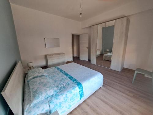 Giường trong phòng chung tại Sunday's Home