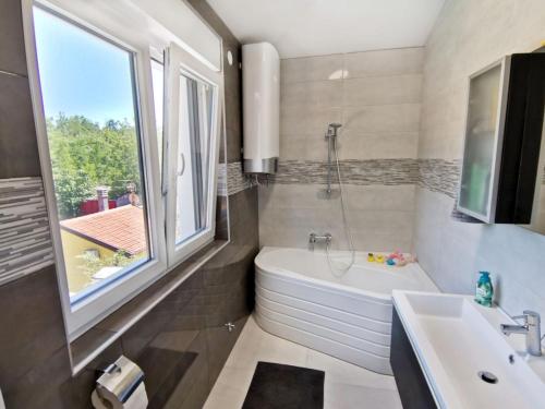 Ένα μπάνιο στο Two-storey house with pool in trika