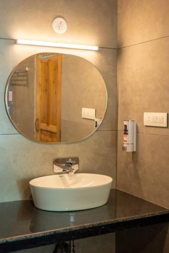 a bathroom with a sink and a mirror at Hotel Patalsu in Palchān
