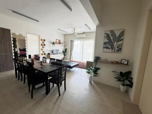 峇都丁宜Azure Haven - Seaview Resort Home, By the Sea Batu Ferringhi的一间带桌椅的餐厅和客厅