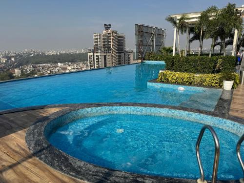 Bazén v ubytování Golden Suites Grand Anukampa nebo v jeho okolí