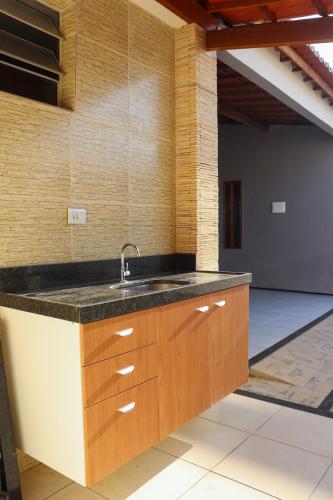 a kitchen with a sink in a room at CS1 - Ampla Casa com ArCond e Lazer Completo in Juazeiro do Norte