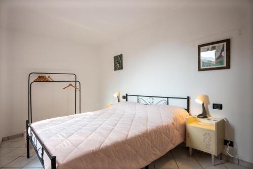 CetoAlla Fontana di San Giorgio, Ceto Ospitar的白色房间里有一张大床的卧室