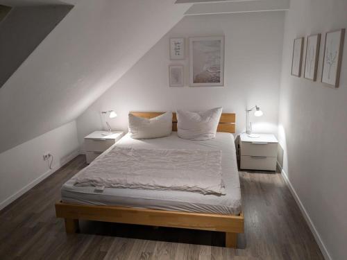 Postel nebo postele na pokoji v ubytování DümmerDiva - exquisite Wohnung mit traumhaftem Seeblick