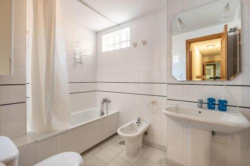 a bathroom with a sink and a tub and a toilet at Inspiration and Comfort near Pts and Fermasa in Armilla