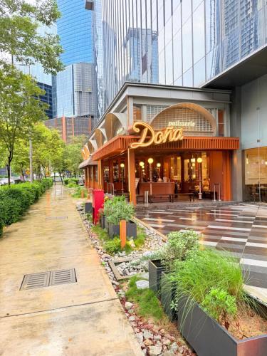 een Dior-winkel in een stad met hoge gebouwen bij Agile Bukit Bintang Suites TRX in Kuala Lumpur