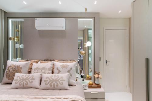 En eller flere senge i et værelse på Experiência de Luxo Totalmente Climatizado e piscina