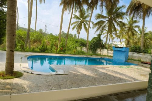 Hồ bơi trong/gần Blue moon farmhouse