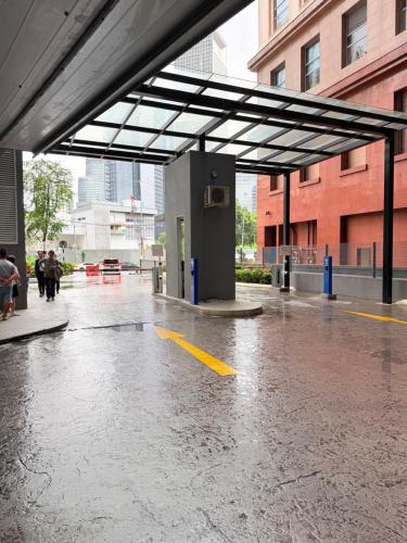 een lege parkeerplaats met luifel in een gebouw bij Agile Bukit Bintang Suites TRX in Kuala Lumpur