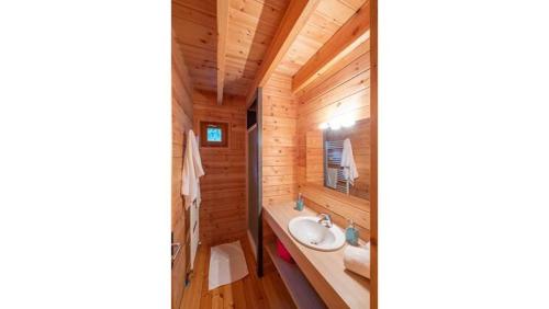 Koupelna v ubytování Camping La Croix du Vieux Pont