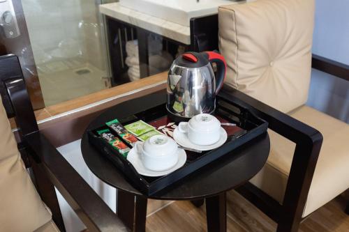 Příslušenství pro přípravu čaje a kávy v ubytování Novelty Hotel