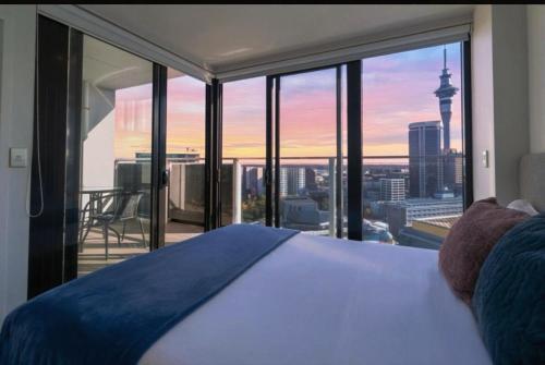 Ένα ή περισσότερα κρεβάτια σε δωμάτιο στο City life Skytower view With Balcony Family Retreat