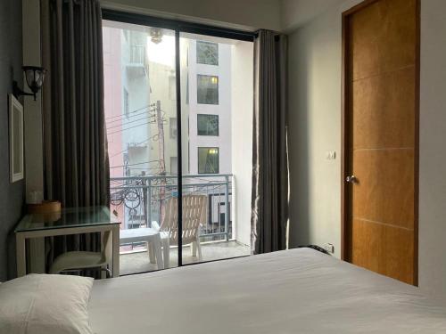 Postel nebo postele na pokoji v ubytování Arch Club