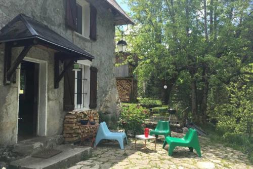 un gruppo di sedie seduti fuori da una casa di Charmante maison familiale a Saint-Pierre-de-Chartreuse