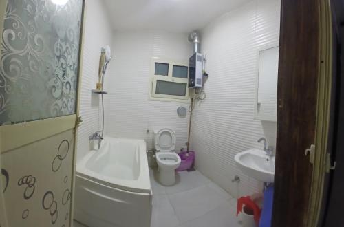 Koupelna v ubytování شقة للإيجار مفروش بالكامل في كمبوند بداية 1 هادئ وجميل