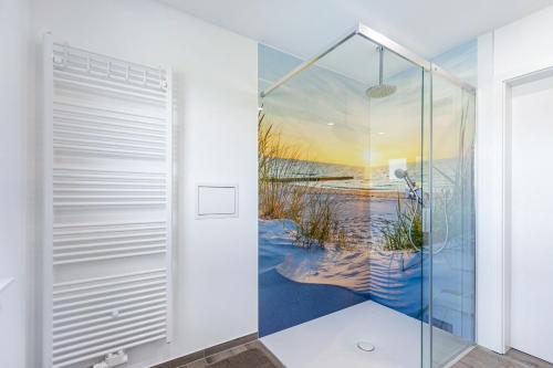 BramstedtlundHaus Luise的浴室设有淋浴,上面画着海滩