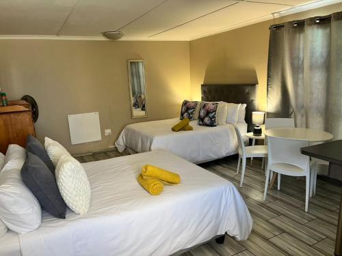 Postel nebo postele na pokoji v ubytování Charlie's Place - Self catering studio