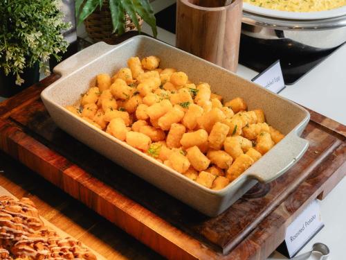 Comida en o cerca de este hotel