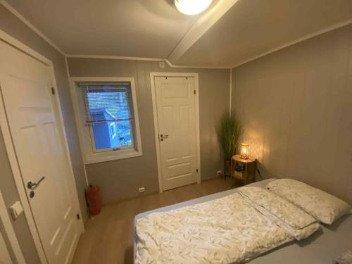 Postel nebo postele na pokoji v ubytování Sentralt leilighet