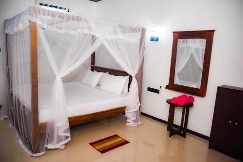 Postel nebo postele na pokoji v ubytování Kapila Gusethouse in Unawatuna