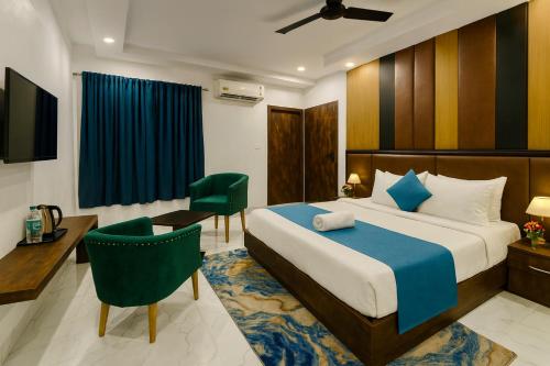 Una habitación de hotel con una cama, un escritorio y una silla. en Hotel Golden Temple View - Best Property of Amritsar 2024-25, en Amritsar