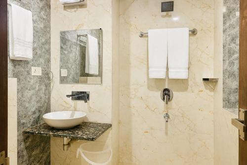 Un baño con lavabo y ducha en Hotel Golden Temple View - Best Property of Amritsar 2024-25, en Amritsar