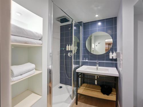 une salle de bain avec lavabo et douche dans l'établissement Radisson Hotel Aix En Provence, à Aix-en-Provence