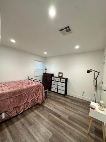 Voodi või voodid majutusasutuse Bright Corner Home Retreat Near SoFi toas