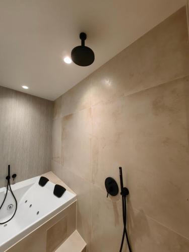 Ένα μπάνιο στο Heritage Stone and Style House with Private Jacuzzi Escape