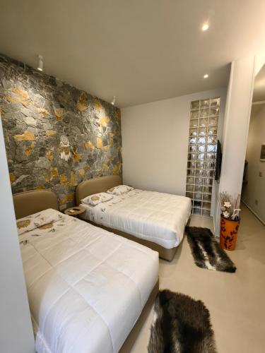 Ένα ή περισσότερα κρεβάτια σε δωμάτιο στο Heritage Stone and Style House with Private Jacuzzi Escape