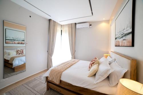 Ένα ή περισσότερα κρεβάτια σε δωμάτιο στο Amani Haven Lakeside Condo in Entebbe