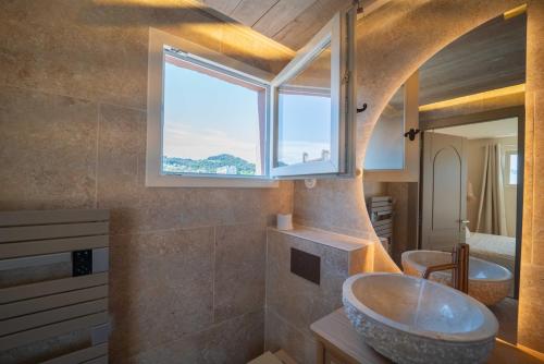 瓦洛里Casa Eros - secure private parking的一间带大水槽和窗户的浴室