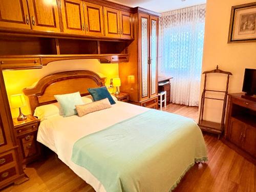 En eller flere senge i et værelse på Casa CAMPELO- APTO Playa de Rodeira CANGAS - Garaje y WiFi gratis