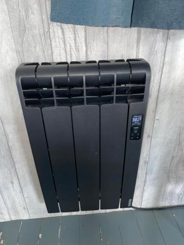 94 Newquay Bay Resort pet friendly في نيوكواي: مشعاع أسود موضوع على الحائط