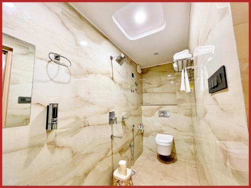 Ένα μπάνιο στο New Marine Drive Road SkyRise Dreamland Beachfront Sea View Hotel # Air Conditioning Luxury Room # Lift # Restaurant - Parking Facilities - Best Luxuary Hotel In Puri